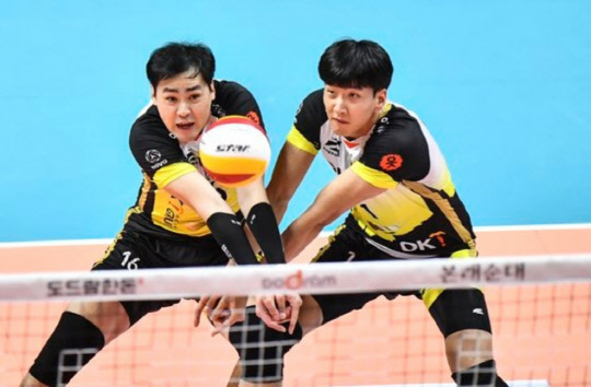 OK금융그룹 심경섭(왼쪽)·송명근 선수 [연합뉴스]